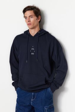 Trendyol tmavomodrá oversize/široká mikina s kapucňou a vesmírnou potlačou z flísu