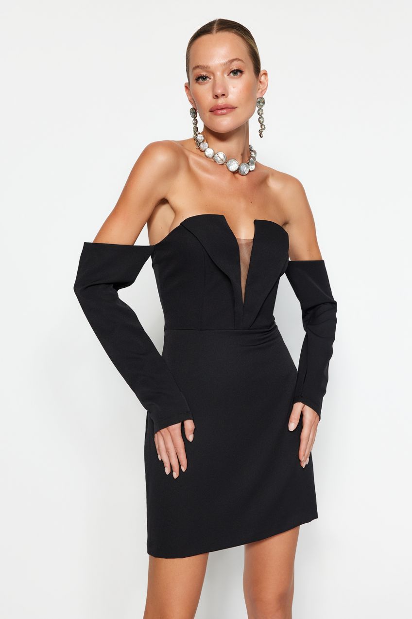 Trendyol Black elegantné vypasované večerné šaty