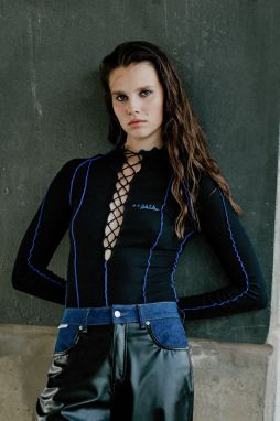 Trendyol X Sagaza Studio Čierne body s výrezmi a kontrastným prešívaním