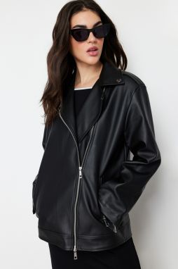 Čierny oversized kabát z umelej kože značky Trendyol