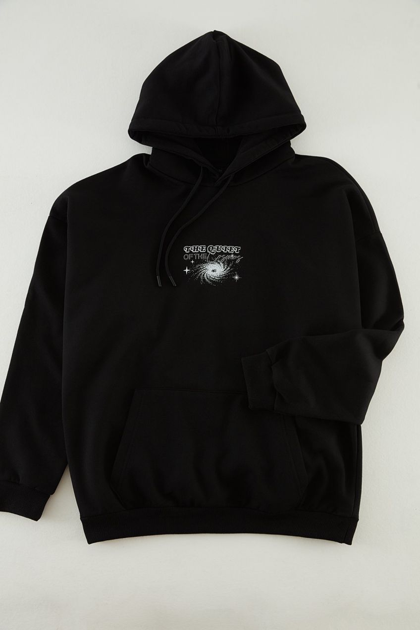 Trendyol čierna oversized/mikina so širokým strihom s kapucňou, vnútorná časť z flísu, potlač na chrbte s motívom vesmíru