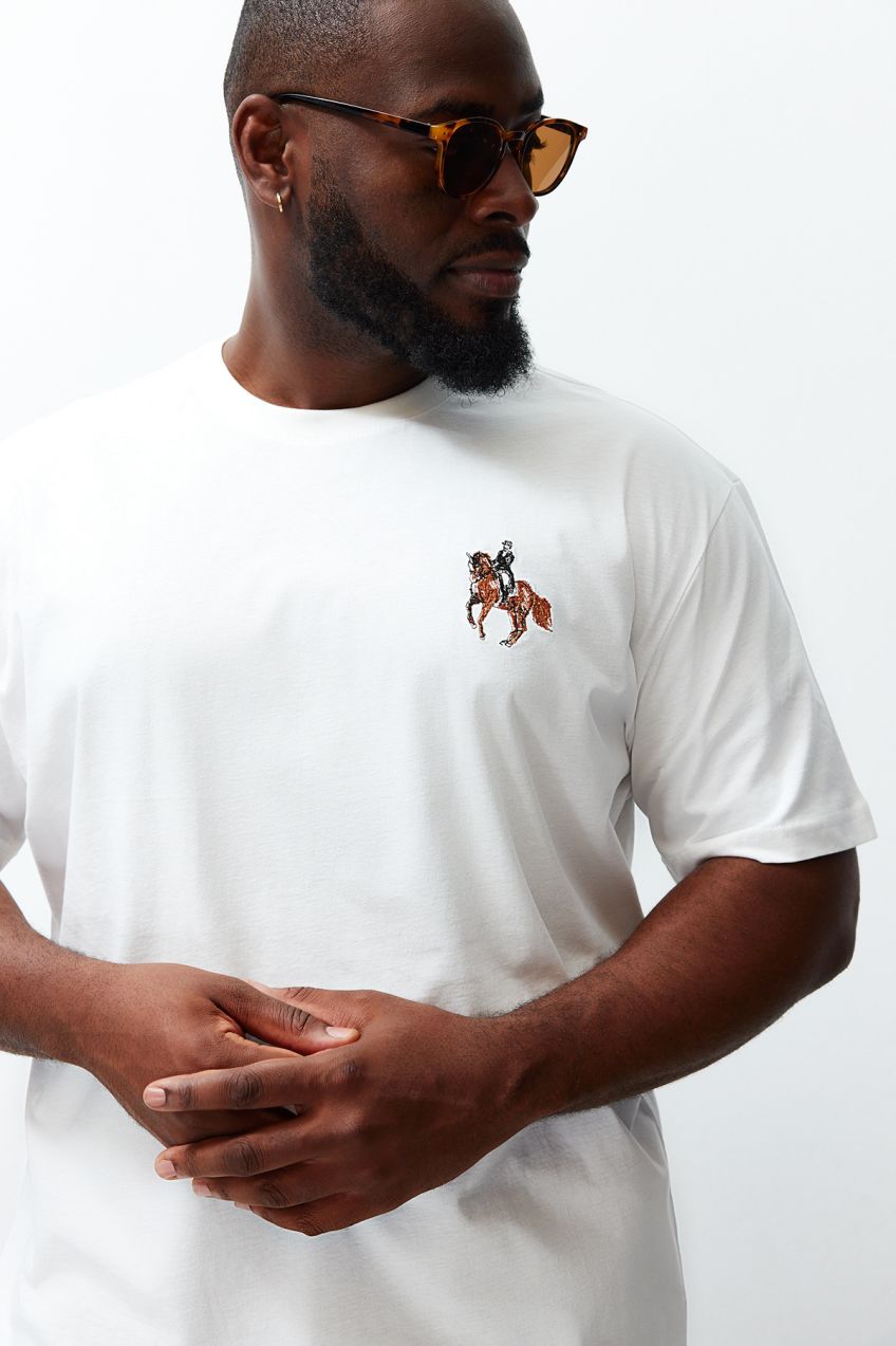 Trendyol Large Size Ecru Relaxed/Comfortable Cut Animal Embroidered 100% Cotton T-Shirt