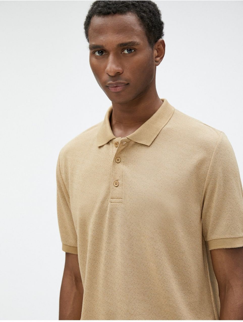 Polo tričko Koton so zapínaním na gombíky, vzorované polokošeľa slim fit s krátkym rukávom.