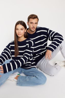 Trendyol Navy Blue Unisex Oversize Fit Wide Fit Crew Krk Pruhovaný pletený sveter
