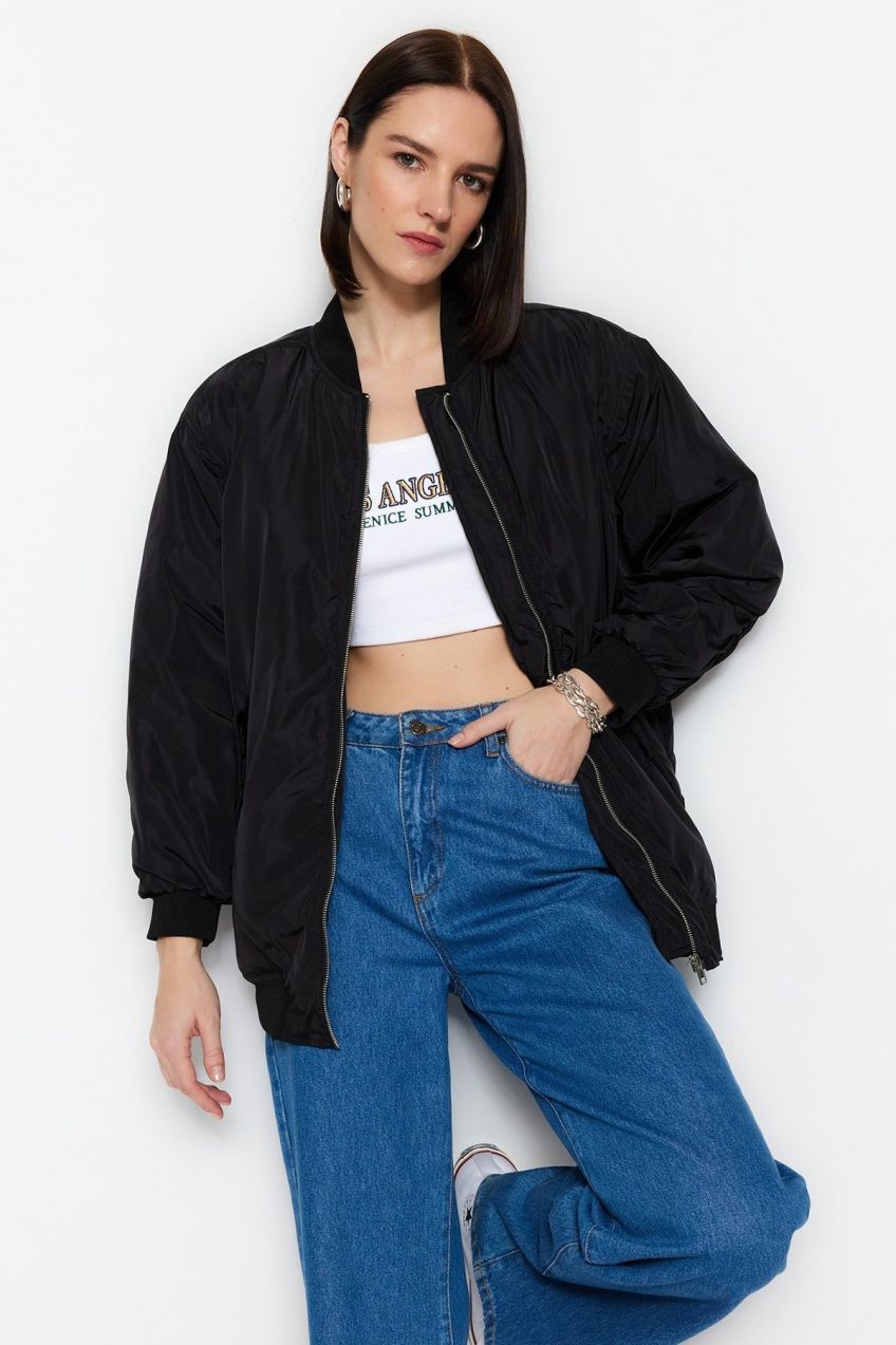 Trendyol čierny oversized bomber kabát s plisovanými rukávmi
