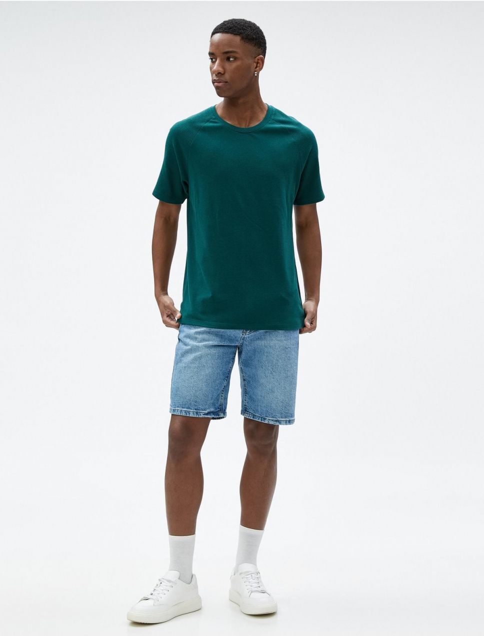 Koton Basic tričko Crew Neck textúrovaný Raglan rukáv Slim Fit.