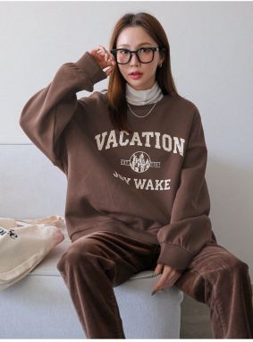 Poznajte dámsku mikinu s potlačou Women's Coffee Vacation Joy Wake s potlačou Crew Neck.