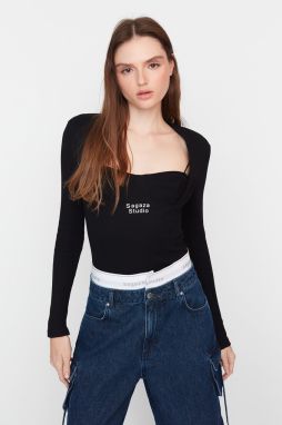 Trendyol X Sagaza Studio čierna blúzka s detailmi na golieri