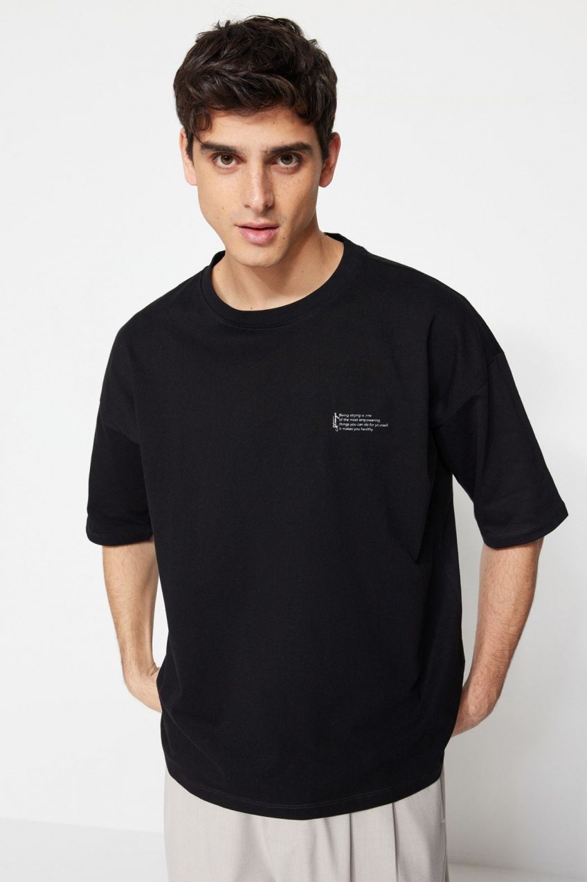 Trendyol Čierne pánske oversized tričko s výstrihom 100% bavlny s výstrihom posádky s textovou potlačou.