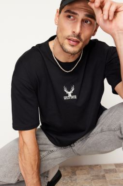 Trendyol čierne oversize tričko s vyšívaným jeleňom, 100% bavlna