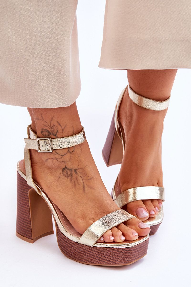 Leather sandals on a robust platform gold Marina