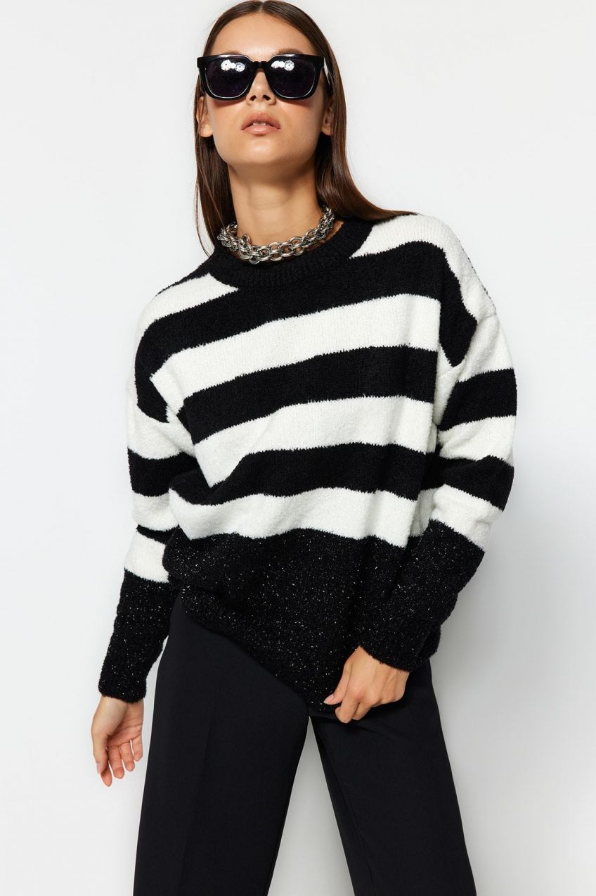Trendyol Black Wide Fit Shimmer Detailná kytica Pletený sveter