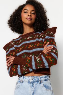 Trendyol hnedý jemný textúrovaný vzorovaný sveter s crewneckým úpletom