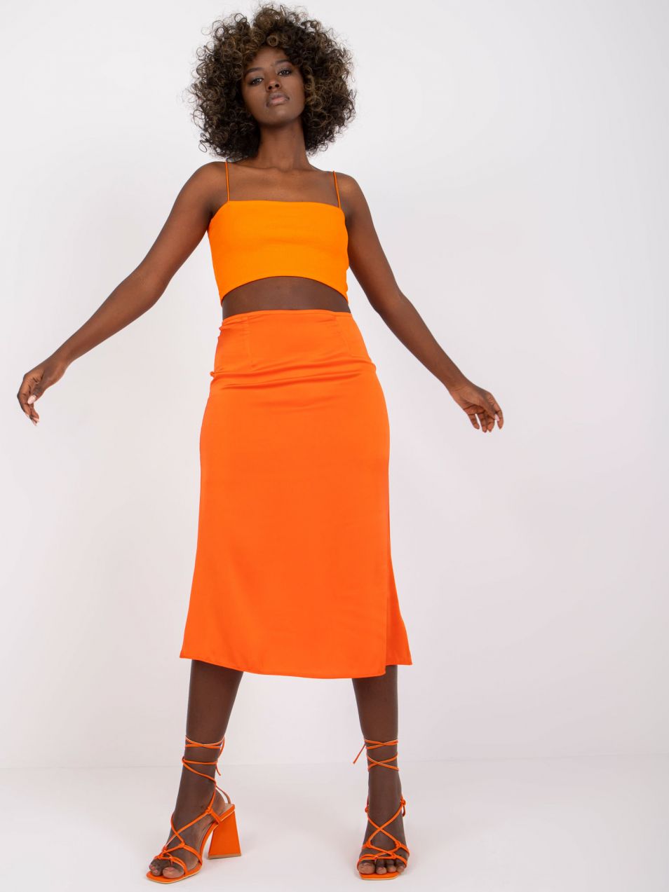 <p>The model is on the photo XS/S. Height of the model 178 cm, weight 58 kg. Hips 90 cm, waist 62 cm, chest 82 cm.