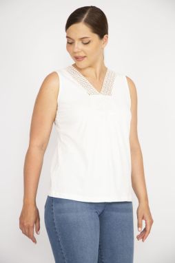 Blúzka Şans Women's Bone Plus Size z bavlnenej látky s čipkovaným detailom na golieri
