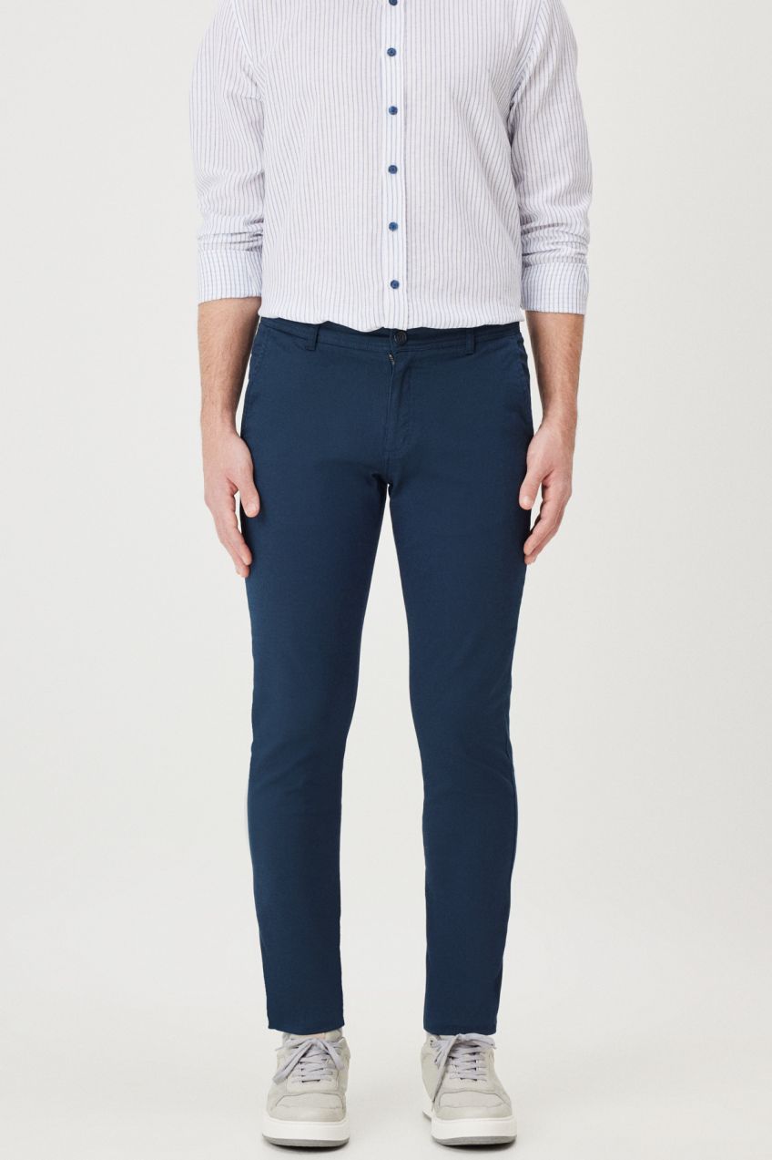 Pánske námornícke modré plátené slim fit nohavice AC&Co / Altınyıldız Classics s bočnými vreckami a pružným pásom.