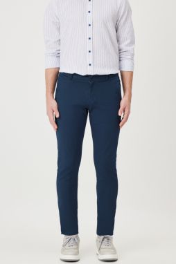 Pánske námornícke modré plátené slim fit nohavice AC&Co / Altınyıldız Classics s bočnými vreckami a pružným pásom.