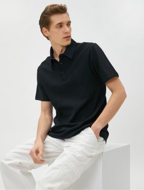 Tričko s polo výstrihom Koton s textúrovanými gombíkmi, slim fit, krátkymi rukávmi.
