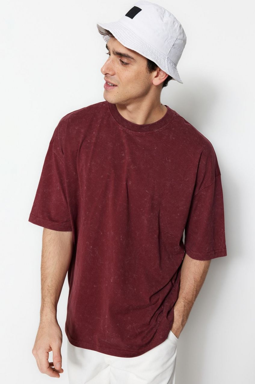 Trendyol Pánske basic oversize/wide cut crew krátke rukávy 1 bavlnené tričko s obnoseným/vyblednutým efektom.