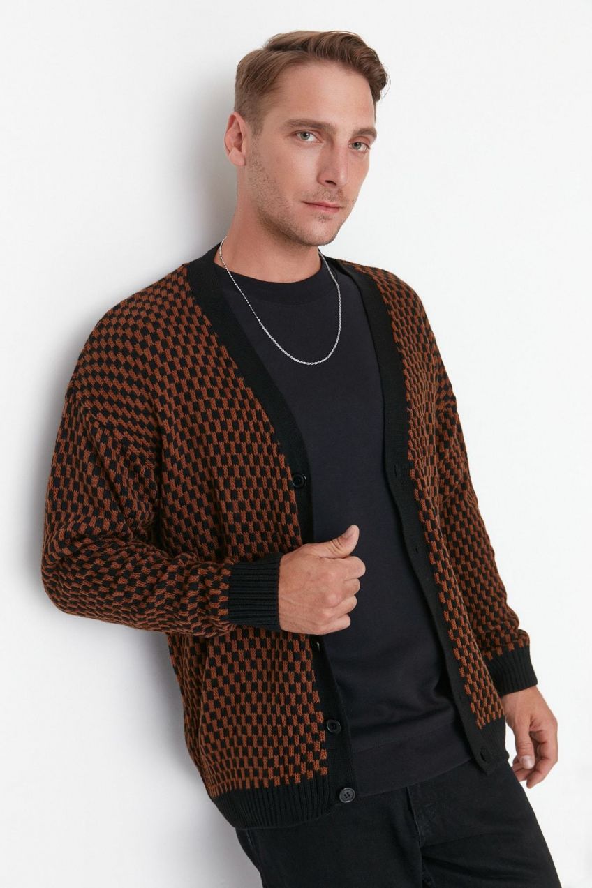 Trendyol škoricový pánsky oversize fit široký fit sveter s výstrihom do V a kockovaným vzorom