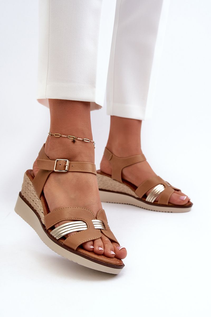 Women's wedge sandals with a knitted brown star