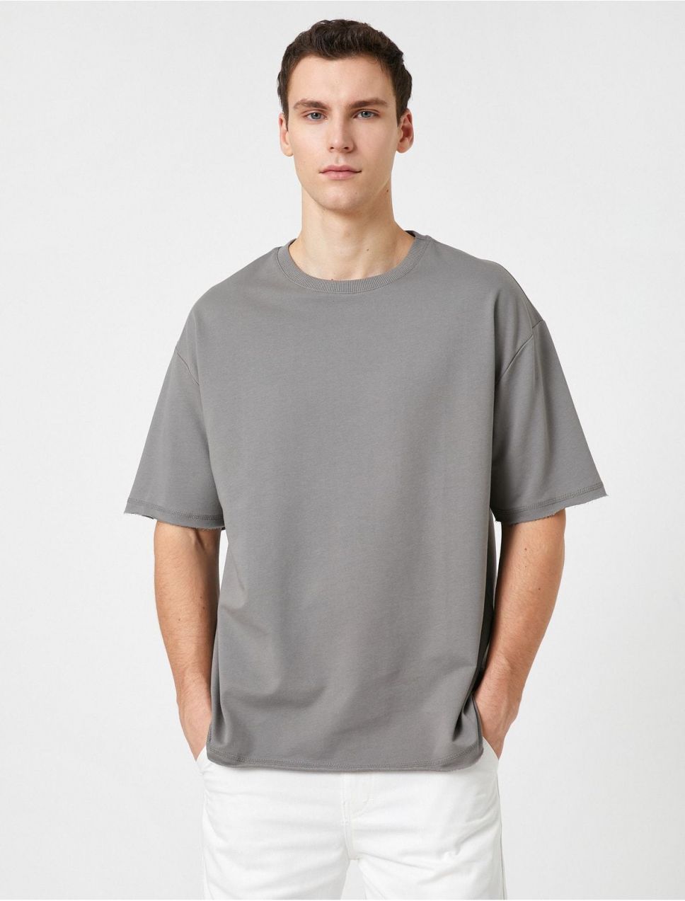 Koton základné oversize tričko s okrúhlym výstrihom a krátkymi rukávmi.