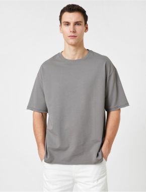Koton základné oversize tričko s okrúhlym výstrihom a krátkymi rukávmi.