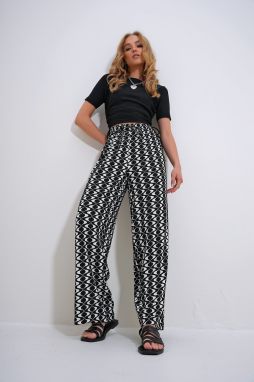 Trend Alaçatı Stili Women's Black Ecru Patterned Relaxed Cut Woven Trousers