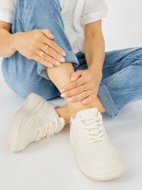 Shelvt Women's cream-coloured sneakers with a thick sole