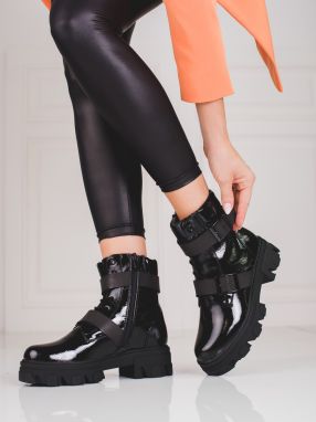 Workers with black Shelvt buckles