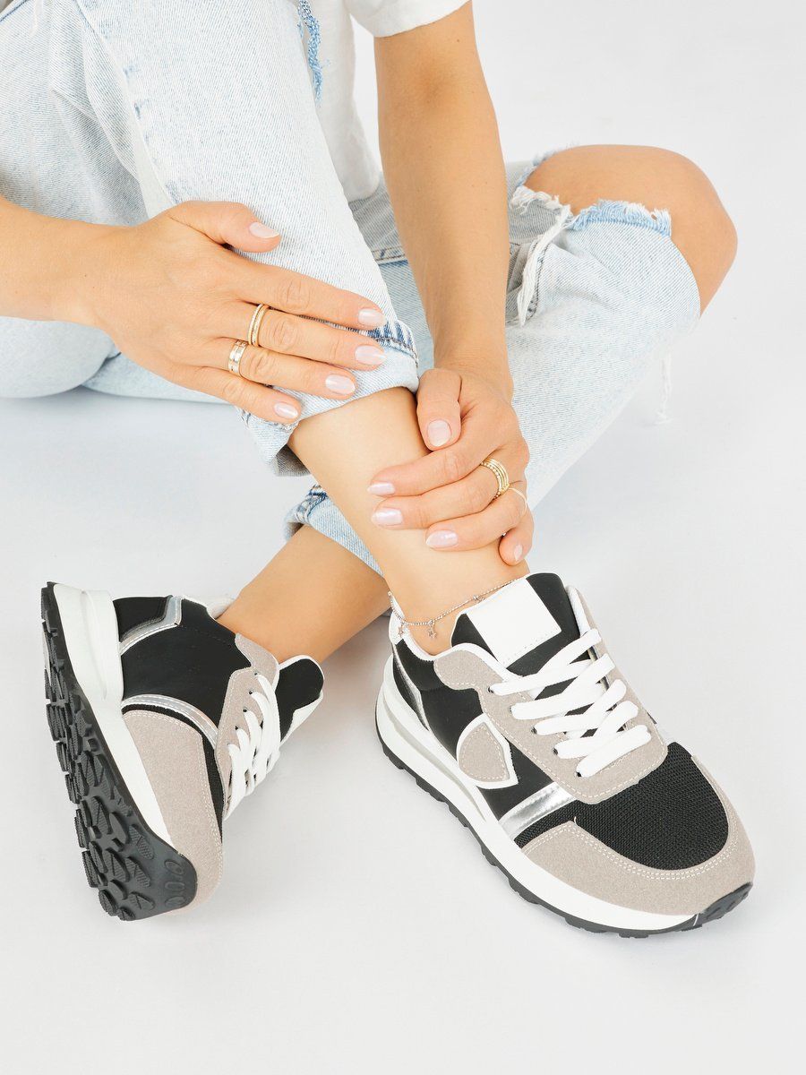 Shelvt Women's Black & Beige Sports Shoes