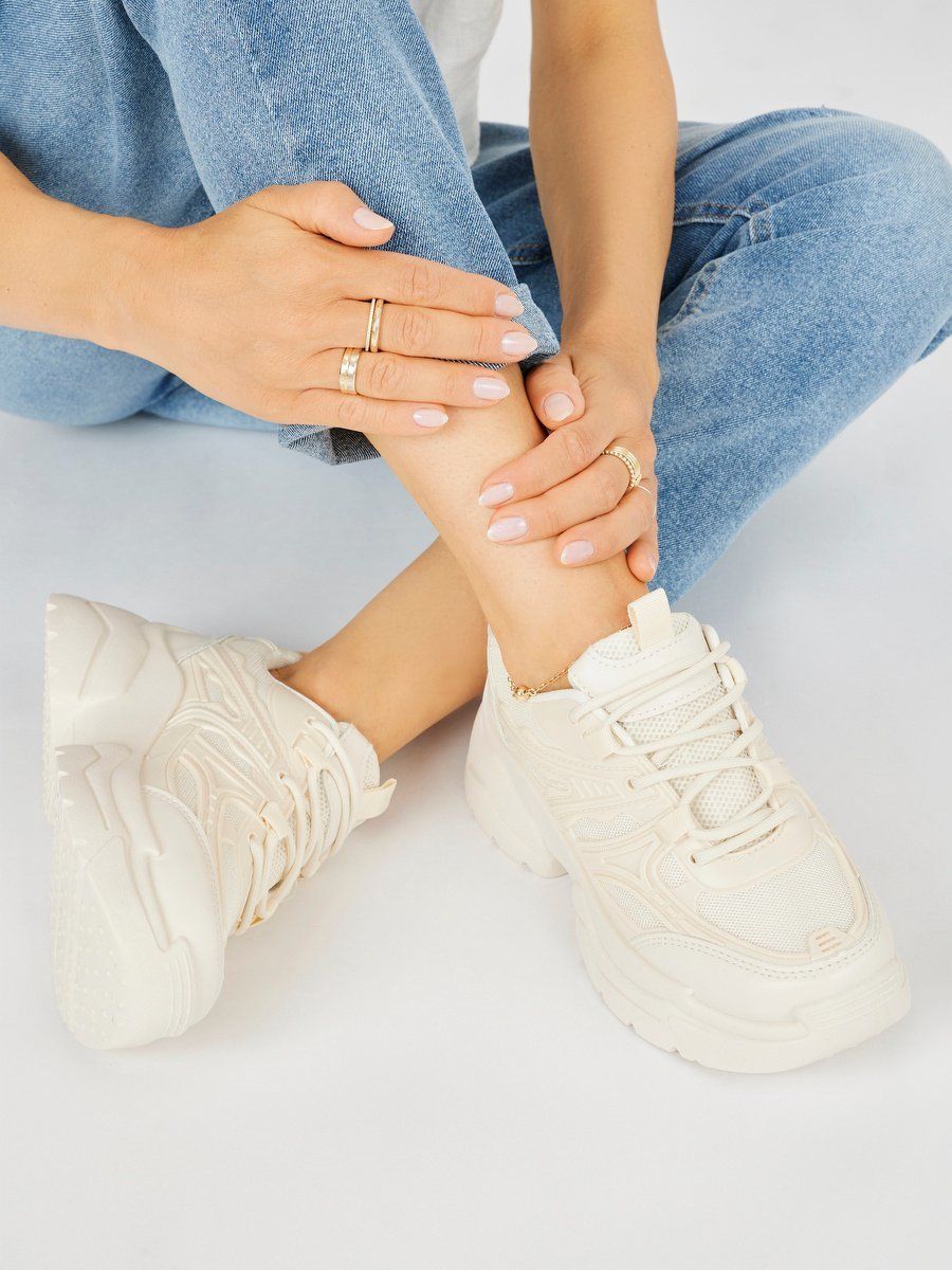 Shelvt Creamy sneakers on a thick sole