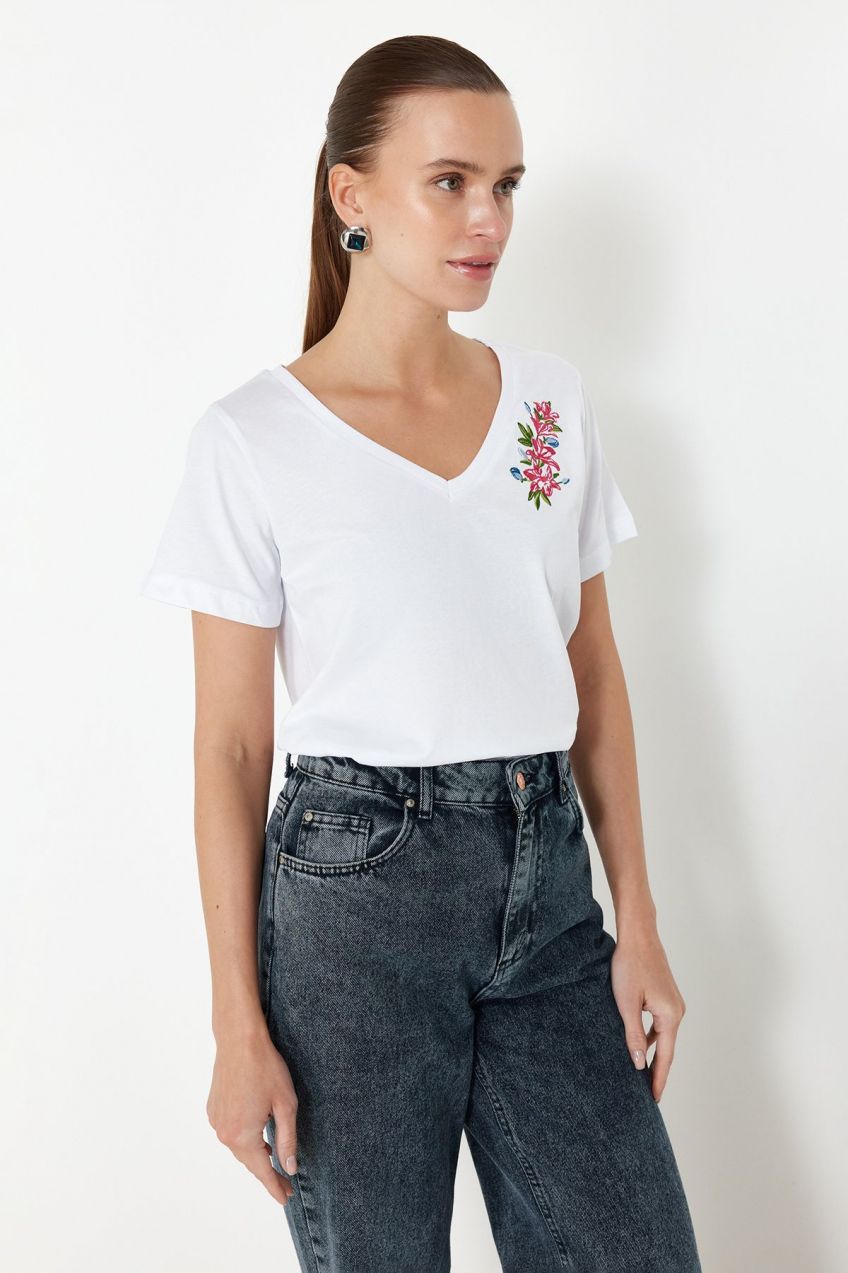 Trendyol White 100% Cotton Regular Pattern Embroidered V-Neck Knitted T-Shirt