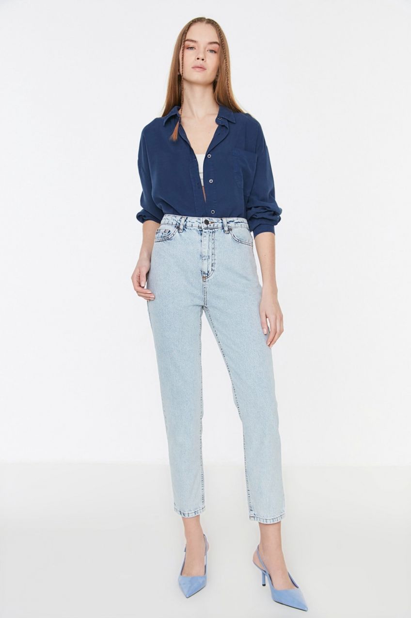 Trendyol ľadovo modré rifle s vysokým pásom a úpravou acid wash, štýl Mom Jeans