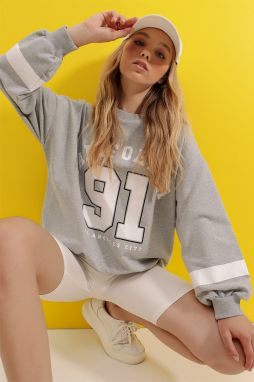Trend Alaçatı Stili Women's Gray Crew Neck California Printed Sweatshirt with Stripe Sleeves