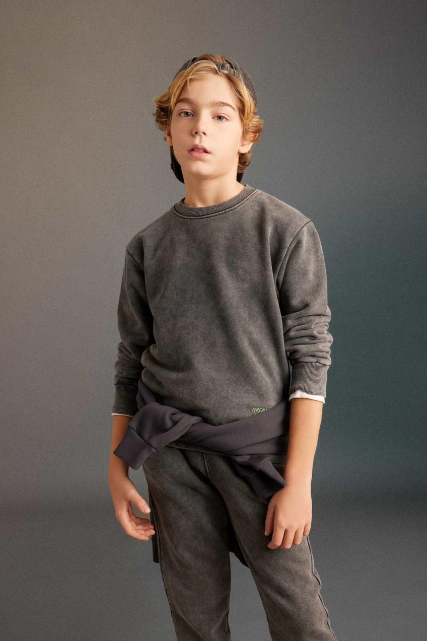 DEFACTO Boy's Oversize Fit Crew Neck Washed Faded Effect Printed Sweatshirt