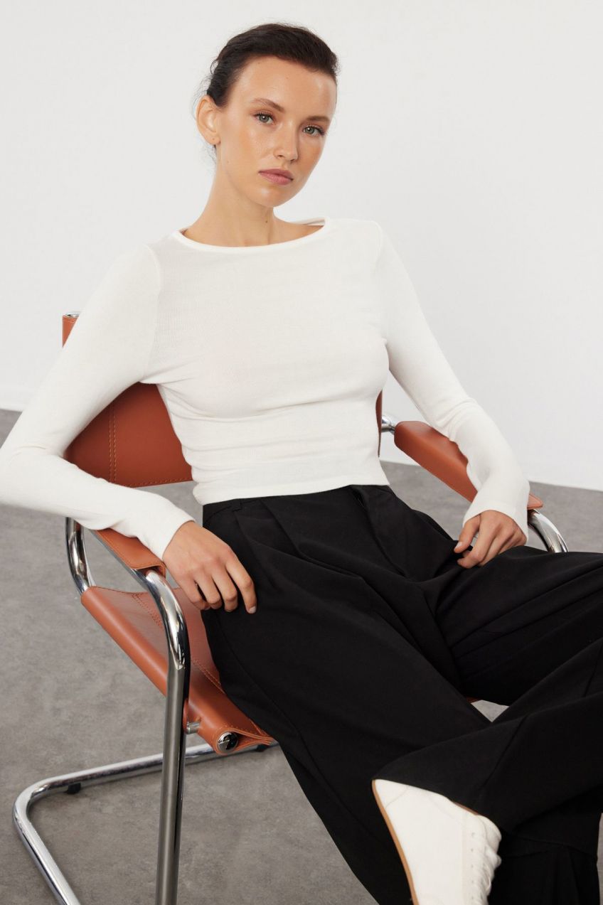 Trendyol Ecru Boat Neck Slim/Fitting Regular Length Knitted Blouse