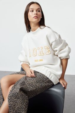 Trendyol Ecru Embroidery Detailed Oversize/Wide Pattern Knitted Sweatshirt