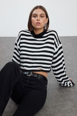 Trendyol Black Crew Neck Crop Knit Sweater