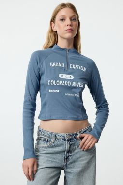Trendyol Indigo Slogan Printed Zipper Detailed Crop/Short Knitted Blouse