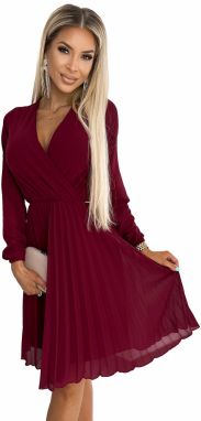 Numoco pleated dress with long sleeves and neckline