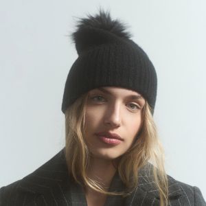 Reserved - Čiapka beanie s brmbolcom - Čierna