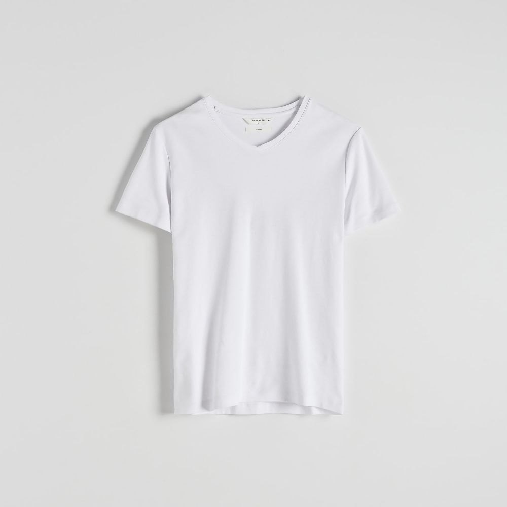 Reserved - Tričko slim fit s véčkovým výstrihom - Biela