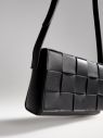 Reserved - Crossbody kabelka s pletenou klopou - galéria