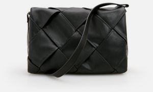Reserved - Crossbody kabelka s pletenou klopou - Čierna