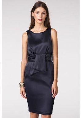 Šaty s výstrihom na chrbte