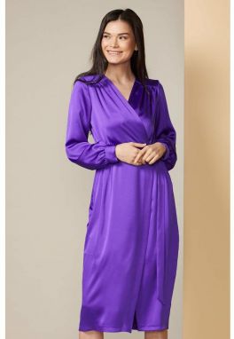 Zavinovacie šaty vo fialkovej farbe