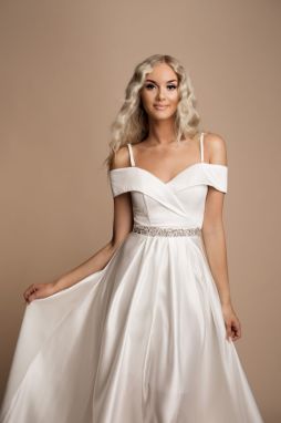 Biele lesklé šaty s kamienkami