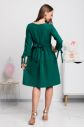Smaragdové krátke áčkové šaty galéria