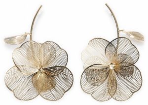 GATE Visiace kovové náušnice v tvare kvietka